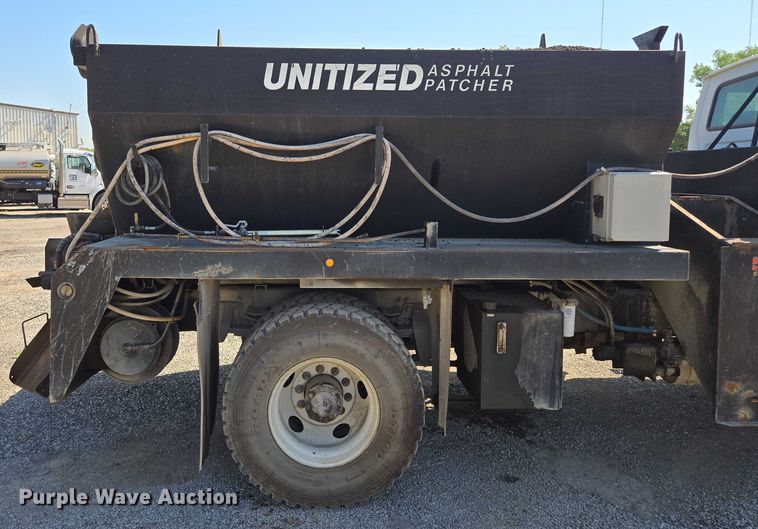 image for item EF1613 2007 Sterling L7500 Series pothole patcher truck