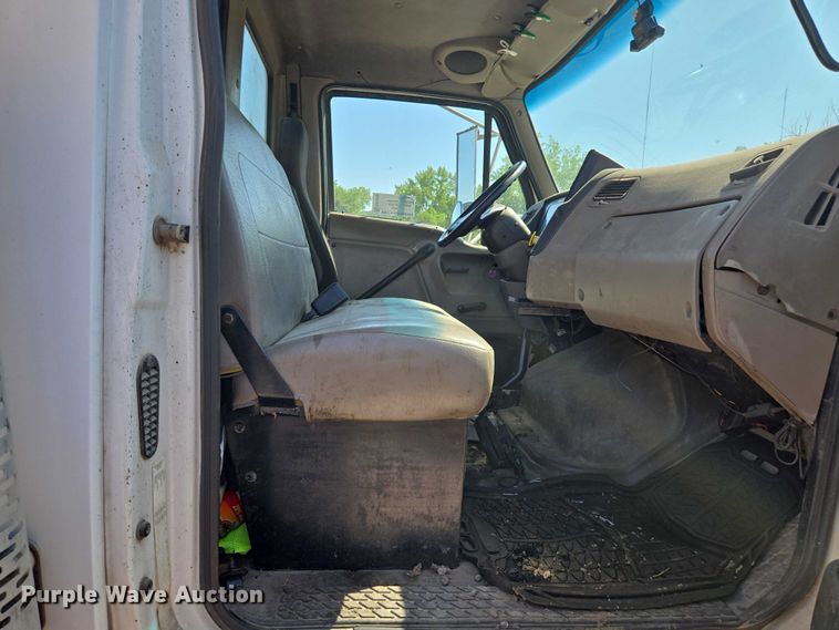 image for item EF1613 2007 Sterling L7500 Series pothole patcher truck