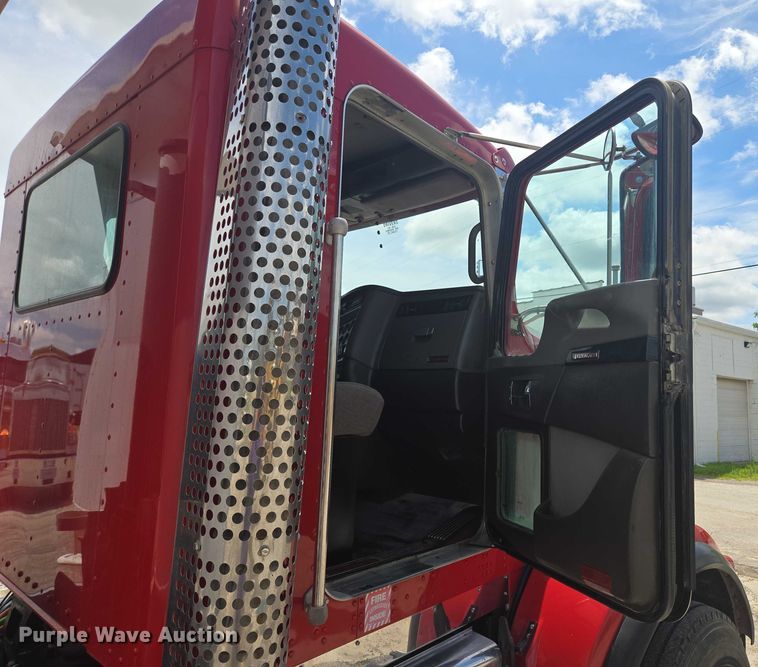 image for item EF1659 2012 Kenworth T800 dump truck