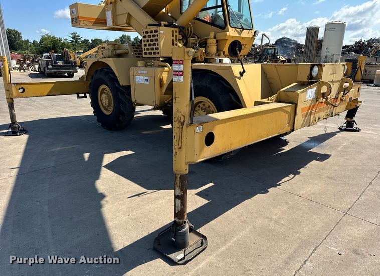 image for item EF2100 1996 Grove RT422 crane