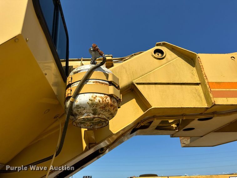 image for item EF2100 1996 Grove RT422 crane