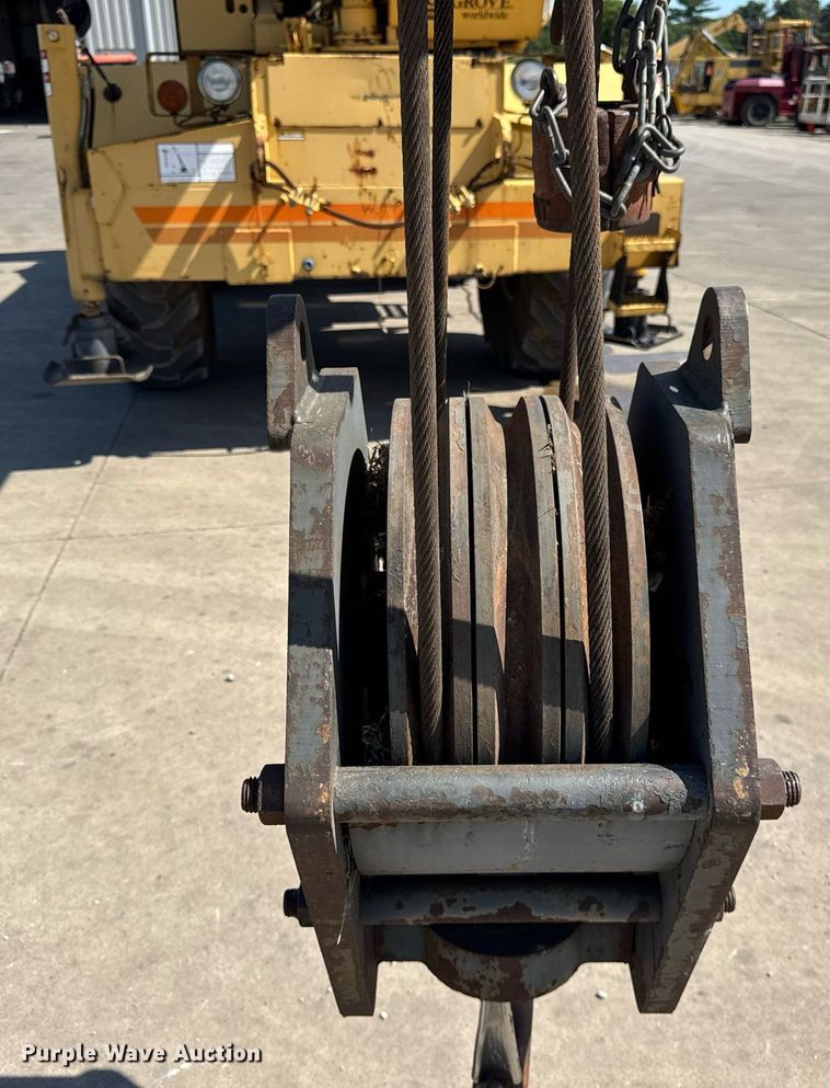 image for item EF2100 1996 Grove RT422 crane