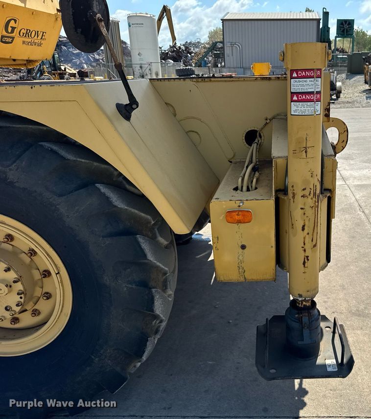 image for item EF2100 1996 Grove RT422 crane
