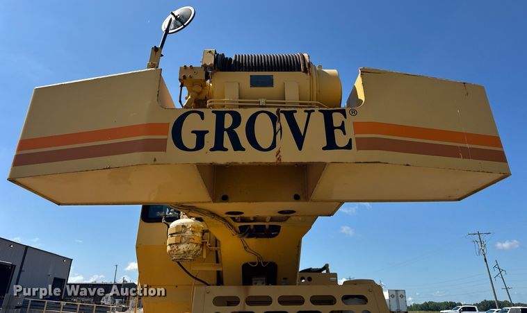 image for item EF2100 1996 Grove RT422 crane