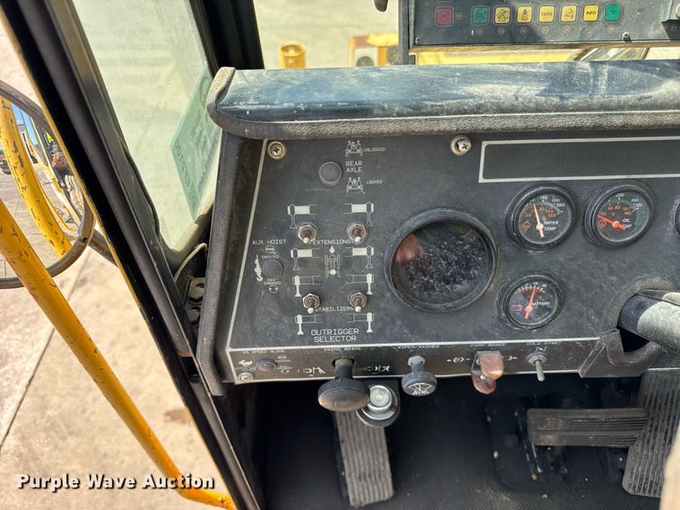 image for item EF2100 1996 Grove RT422 crane