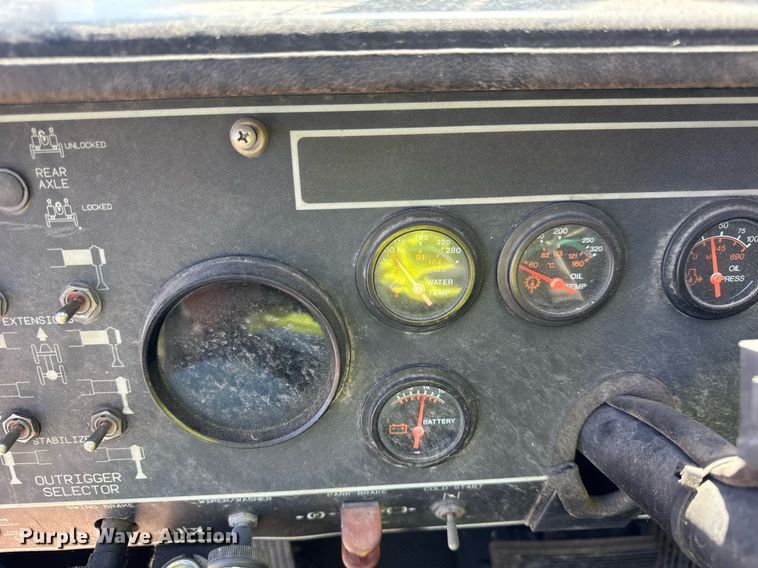 image for item EF2100 1996 Grove RT422 crane