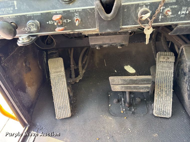 image for item EF2100 1996 Grove RT422 crane