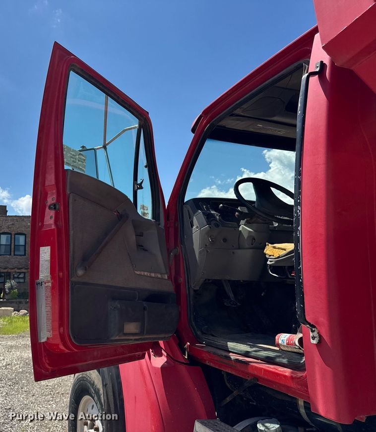 image for item EF2101 2000 Sterling LT9500 conveyor truck