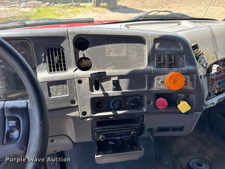 image for item EF2101 2000 Sterling LT9500 conveyor truck