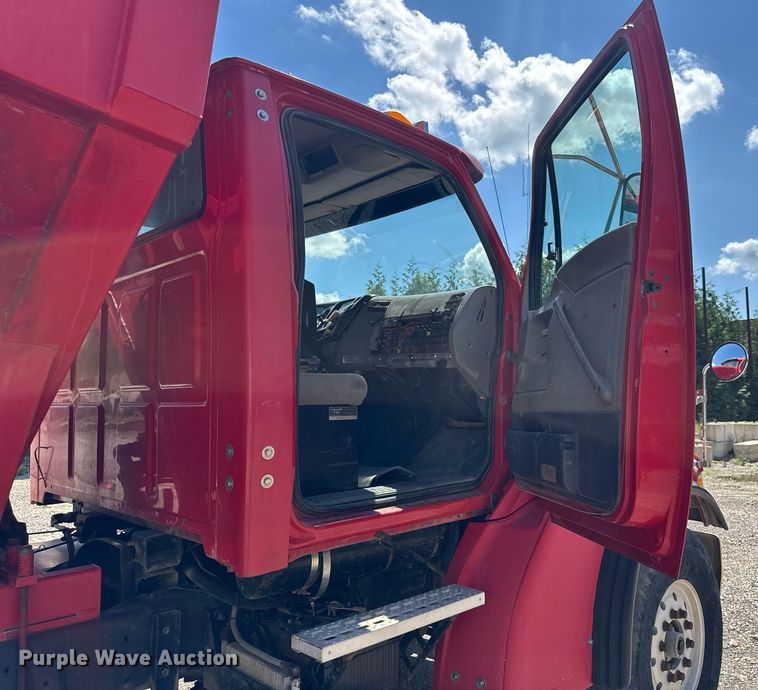 image for item EF2101 2000 Sterling LT9500 conveyor truck