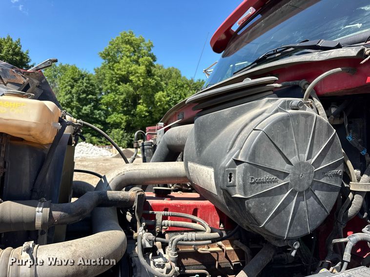 image for item EF2101 2000 Sterling LT9500 conveyor truck