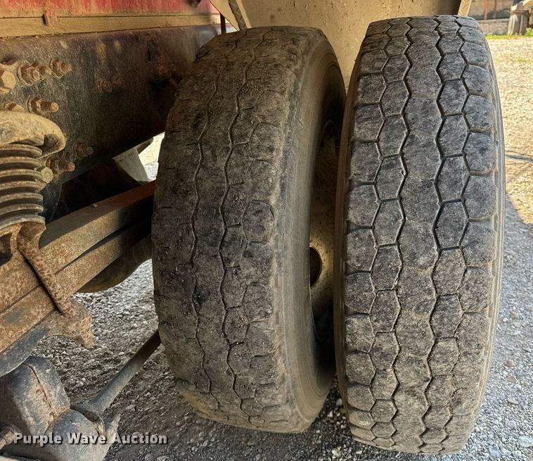 image for item EF2101 2000 Sterling LT9500 conveyor truck