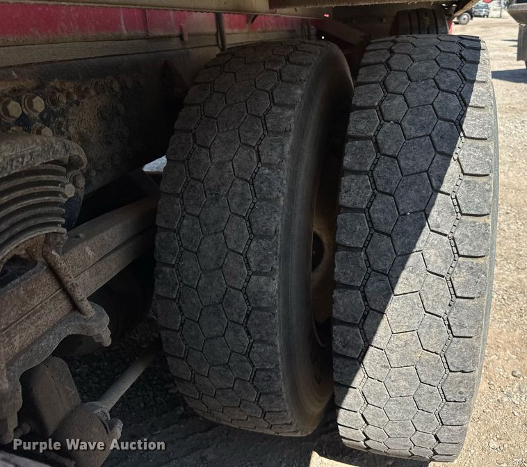 image for item EF2101 2000 Sterling LT9500 conveyor truck