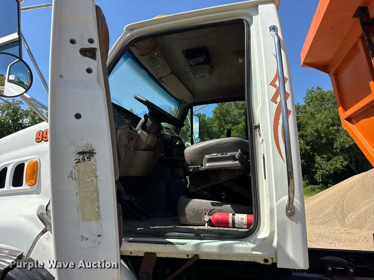 image for item EF2102 2006 Sterling L9500 conveyor truck