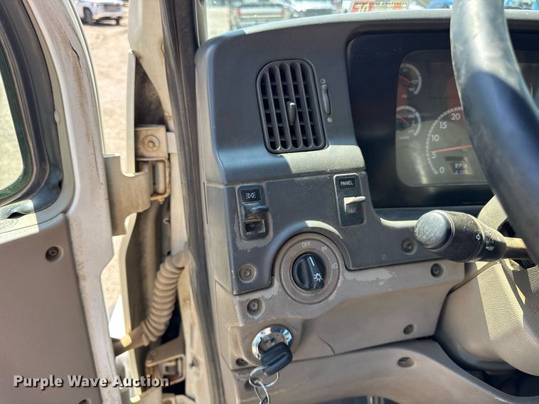 image for item EF2102 2006 Sterling L9500 conveyor truck