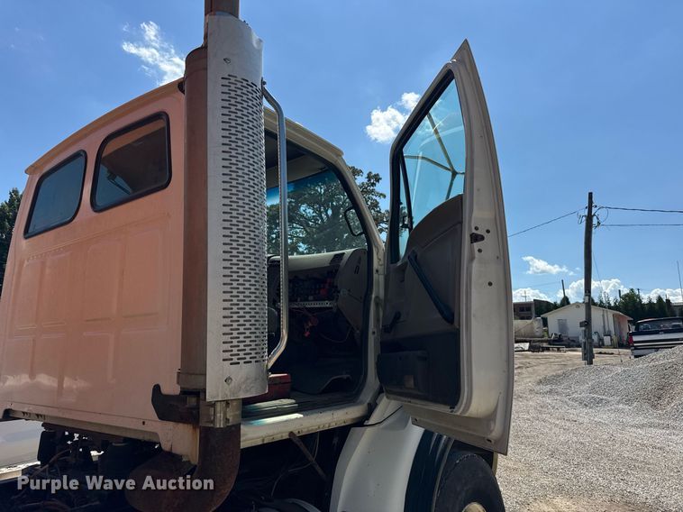 image for item EF2102 2006 Sterling L9500 conveyor truck