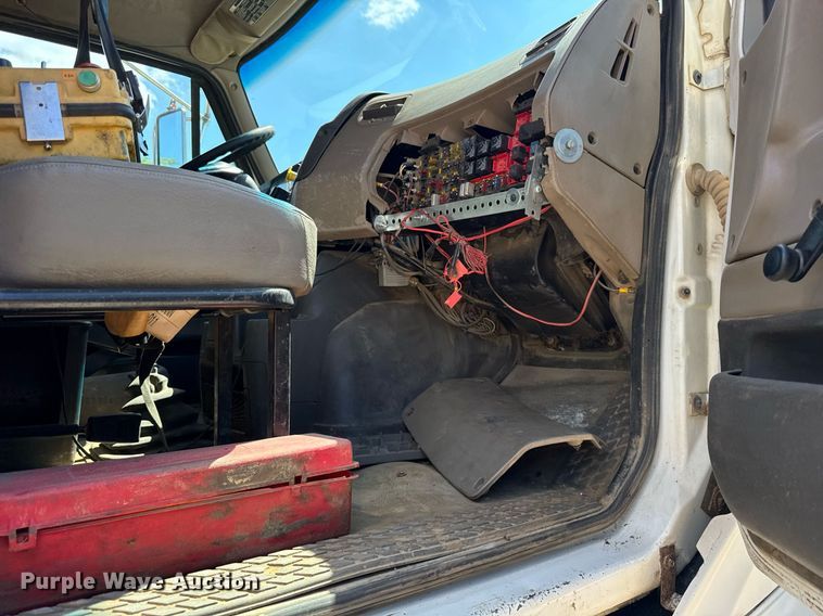 image for item EF2102 2006 Sterling L9500 conveyor truck