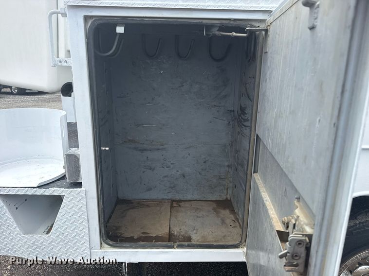 image for item EG5904 2000 Ford F350 Super Duty bucket truck