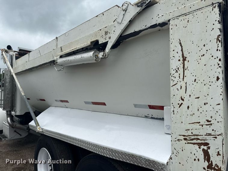 image for item EG5925 1996 Peterbilt 378 dump truck