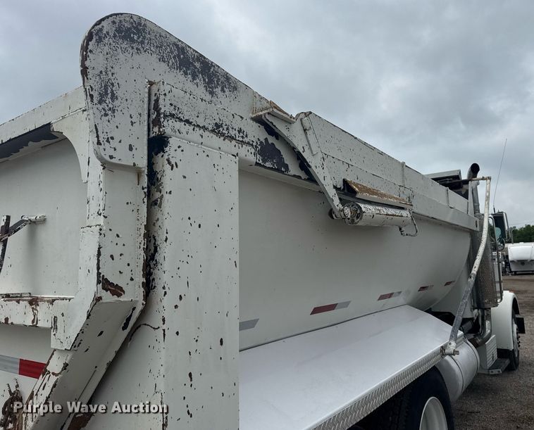 image for item EG5925 1996 Peterbilt 378 dump truck