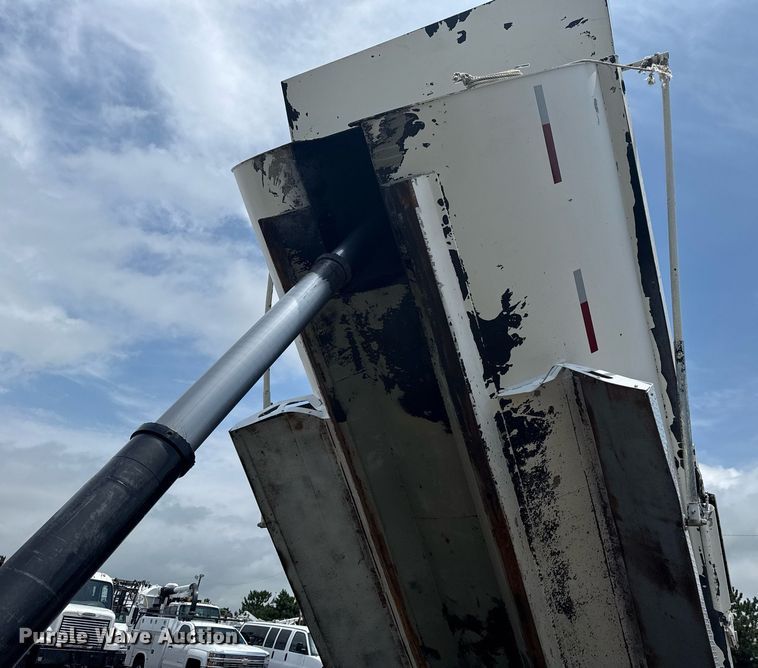 image for item EG5925 1996 Peterbilt 378 dump truck