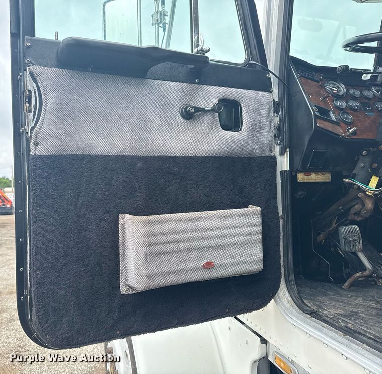 image for item EG5925 1996 Peterbilt 378 dump truck