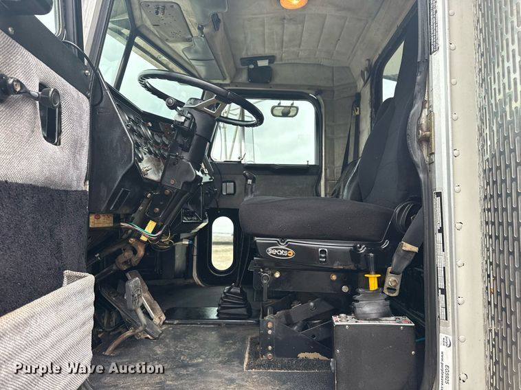 image for item EG5925 1996 Peterbilt 378 dump truck