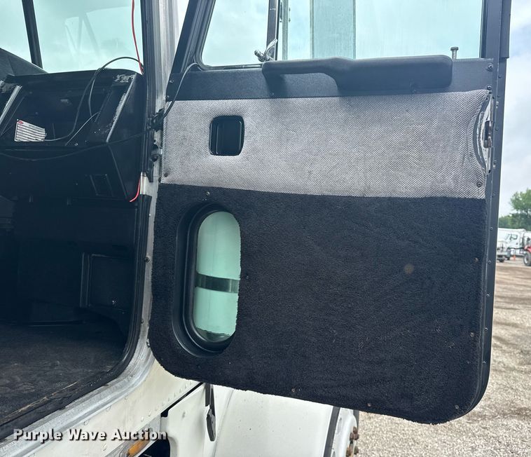 image for item EG5925 1996 Peterbilt 378 dump truck