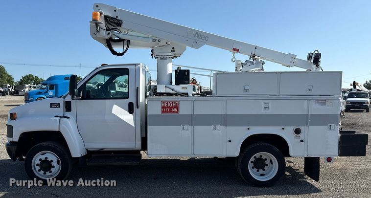 image for item EG5945 2005 GMC C5500 bucket truck