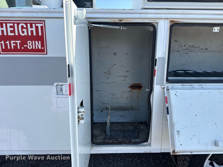 image for item EG5945 2005 GMC C5500 bucket truck