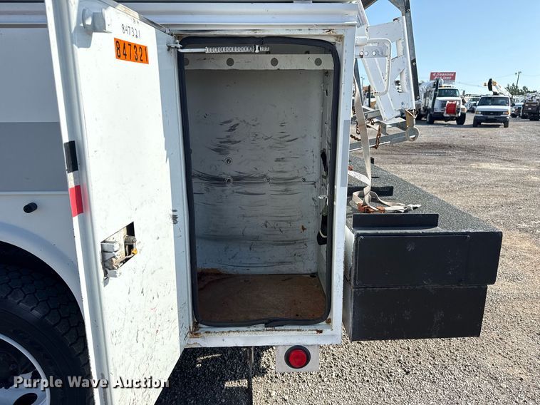 image for item EG5945 2005 GMC C5500 bucket truck