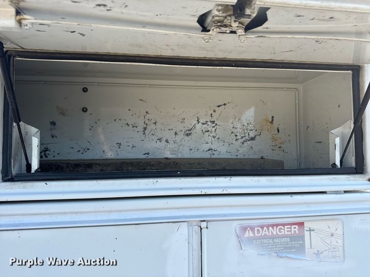 image for item EG5945 2005 GMC C5500 bucket truck