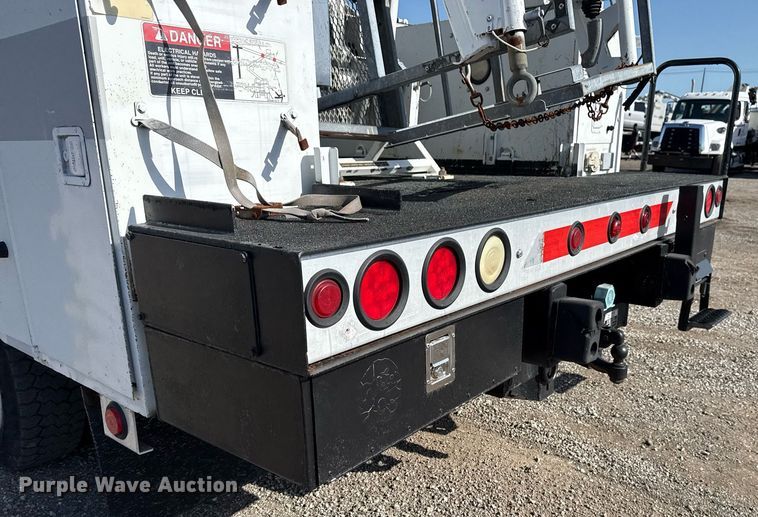 image for item EG5945 2005 GMC C5500 bucket truck
