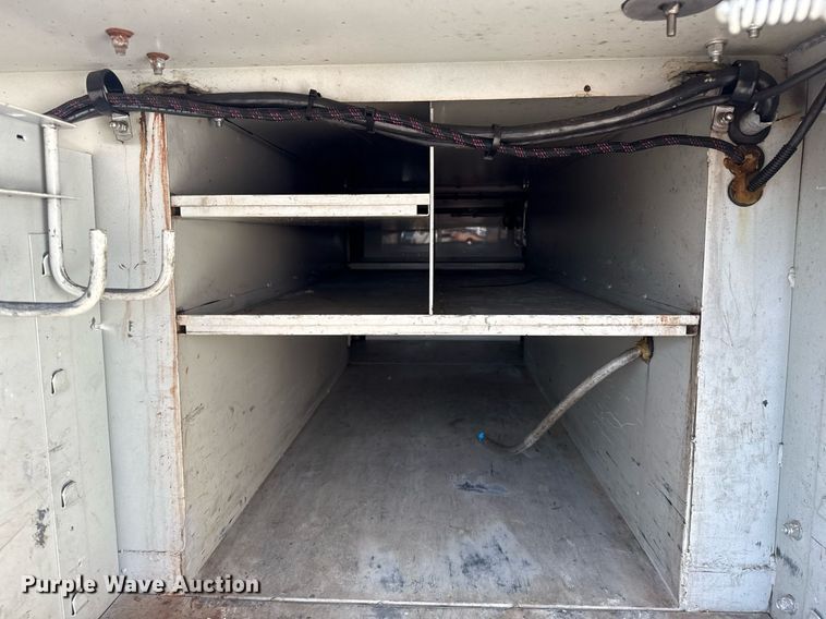 image for item EG5945 2005 GMC C5500 bucket truck