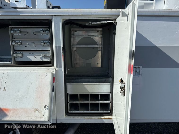 image for item EG5945 2005 GMC C5500 bucket truck