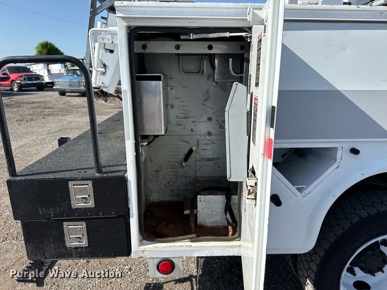 image for item EG5945 2005 GMC C5500 bucket truck