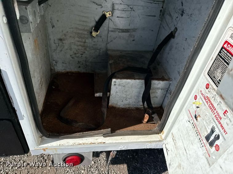 image for item EG5945 2005 GMC C5500 bucket truck