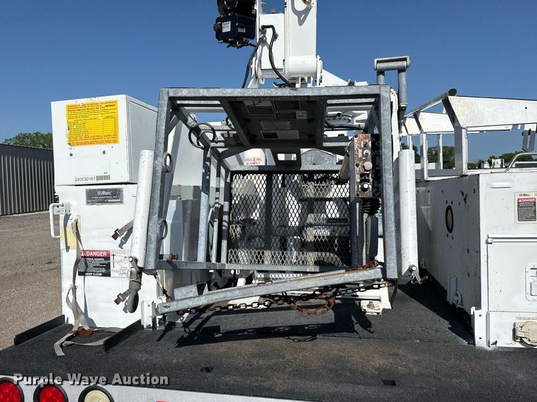 image for item EG5945 2005 GMC C5500 bucket truck