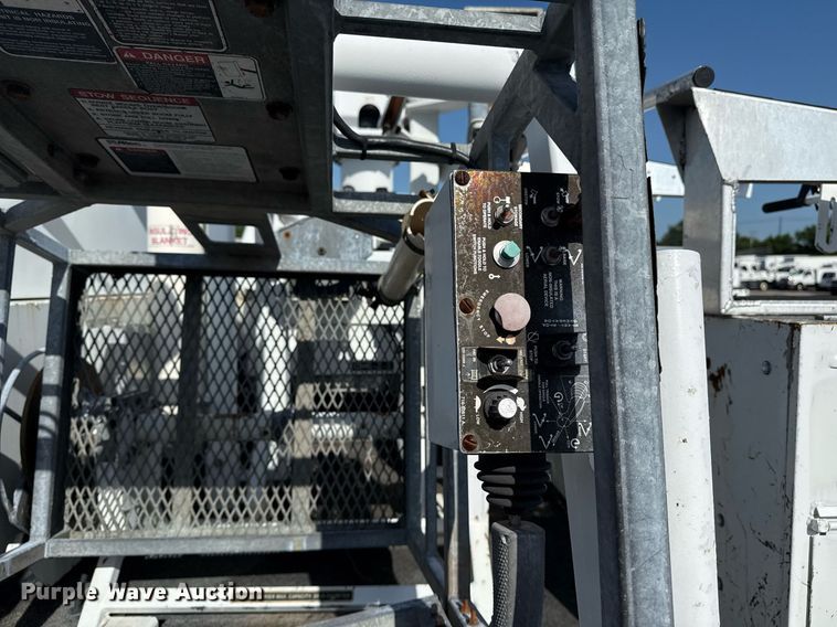 image for item EG5945 2005 GMC C5500 bucket truck