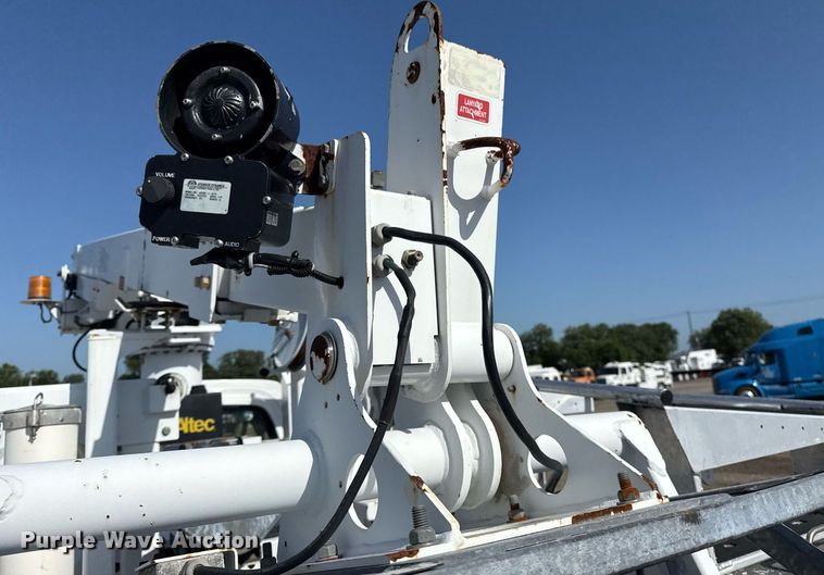 image for item EG5945 2005 GMC C5500 bucket truck