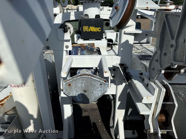 image for item EG5945 2005 GMC C5500 bucket truck