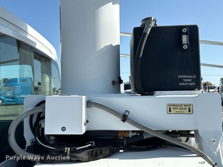 image for item EG5945 2005 GMC C5500 bucket truck