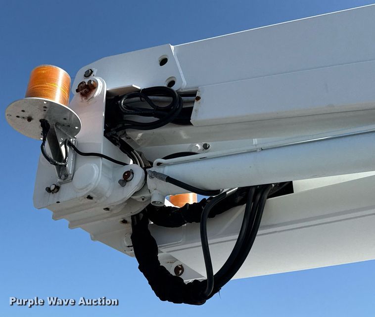 image for item EG5945 2005 GMC C5500 bucket truck