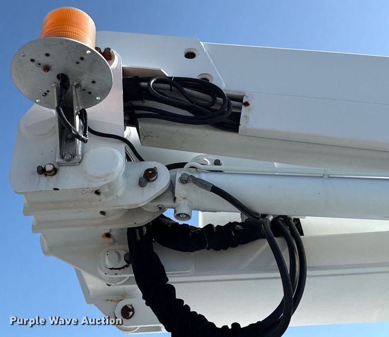 image for item EG5945 2005 GMC C5500 bucket truck