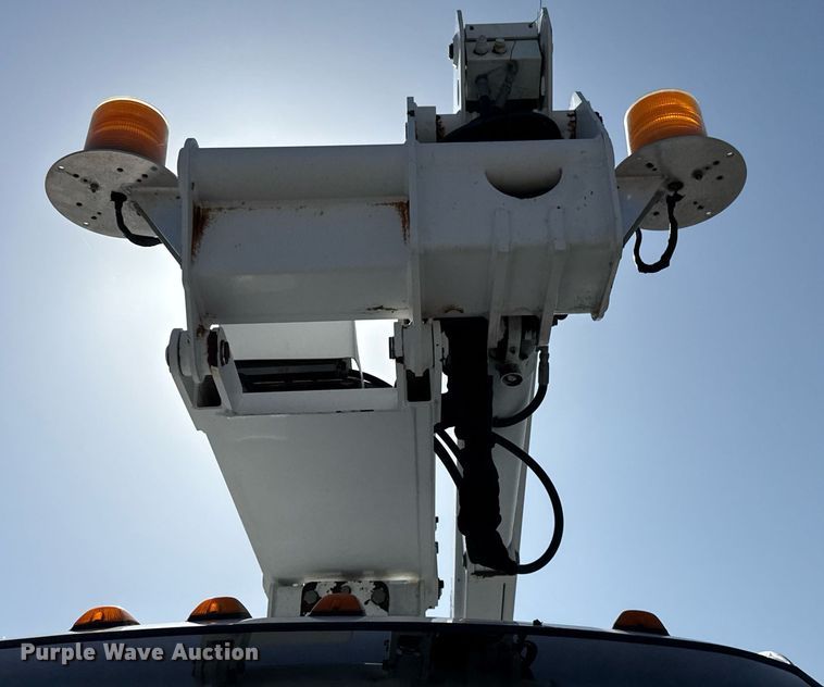 image for item EG5945 2005 GMC C5500 bucket truck