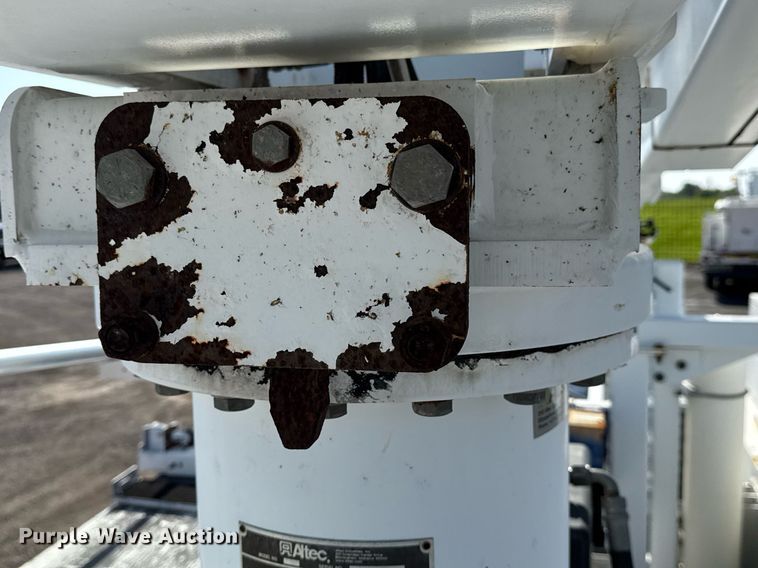 image for item EG5945 2005 GMC C5500 bucket truck