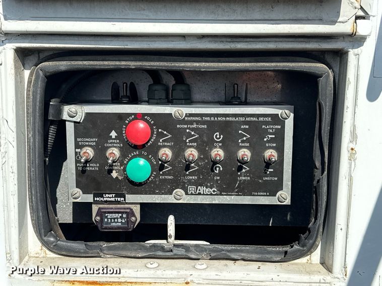 image for item EG5945 2005 GMC C5500 bucket truck