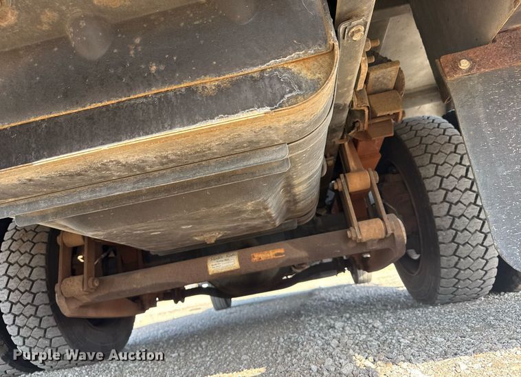 image for item EG5945 2005 GMC C5500 bucket truck