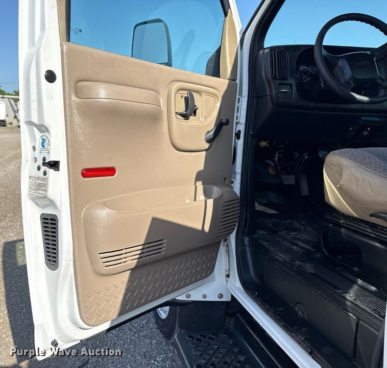 image for item EG5945 2005 GMC C5500 bucket truck