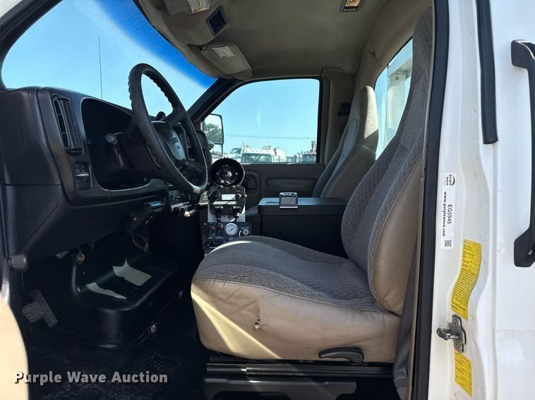 image for item EG5945 2005 GMC C5500 bucket truck